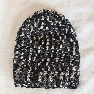 Szürke, fekete, fehér színű horgolt sapka különleges  anyagú és színű fonalból  - ruha & divat - sál, sapka, kendő - sapka - Meska.hu Szürke, fekete, fehér színű horgolt sapka különleges  anyagú és színű fonalból  - ruha & divat - sál, sapka, kendő - sapka - Meska.hu