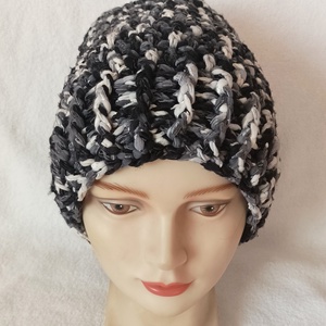 Szürke, fekete, fehér színű horgolt sapka különleges  anyagú és színű fonalból  - ruha & divat - sál, sapka, kendő - sapka - Meska.hu Szürke, fekete, fehér színű horgolt sapka különleges  anyagú és színű fonalból  - ruha & divat - sál, sapka, kendő - sapka - Meska.hu