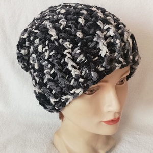 Szürke, fekete, fehér színű horgolt sapka különleges  anyagú és színű fonalból  - ruha & divat - sál, sapka, kendő - sapka - Meska.hu Szürke, fekete, fehér színű horgolt sapka különleges  anyagú és színű fonalból  - ruha & divat - sál, sapka, kendő - sapka - Meska.hu