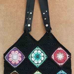 Táska fekete és színes, virágos, horgolt négyzetekből levehető vállpánttal - táska & tok - kézitáska & válltáska - válltáska - Meska.hu