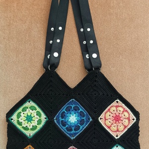 Táska fekete és színes, virágos, horgolt négyzetekből levehető vállpánttal - táska & tok - kézitáska & válltáska - válltáska - Meska.hu