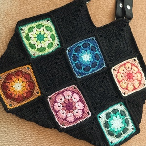 Táska fekete és színes, virágos, horgolt négyzetekből levehető vállpánttal - táska & tok - kézitáska & válltáska - válltáska - Meska.hu