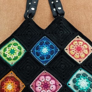 Táska fekete és színes, virágos, horgolt négyzetekből levehető vállpánttal - táska & tok - kézitáska & válltáska - válltáska - Meska.hu
