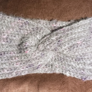 Szélesebb, ezüst szürke, rózsaszín és lila színű noppos akril-gyapjú horgolt fejpánt 56-60 cm - ruha & divat - sál, sapka, kendő - fejpánt - Meska.hu