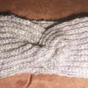 Szélesebb, ezüst szürke, rózsaszín és lila színű noppos akril-gyapjú horgolt fejpánt 56-60 cm - ruha & divat - sál, sapka, kendő - fejpánt - Meska.hu