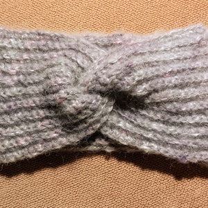 Szélesebb, ezüst szürke, rózsaszín és lila színű noppos akril-gyapjú horgolt fejpánt 56-60 cm, Ruha & Divat, Sál, Sapka, Kendő, Fejpánt, Horgolás, MESKA