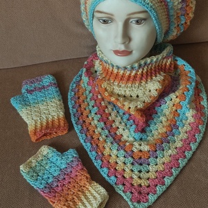 Vidám, színátmenetes és csillámos fonalból horgolt sapka, nyak- és kézmelegítő szett  - Meska.hu
