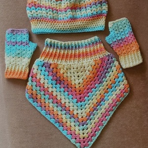 Vidám, színátmenetes és csillámos fonalból horgolt sapka, nyak- és kézmelegítő szett  - ruha & divat - sál, sapka, kendő - sapka & sál szett - Meska.hu