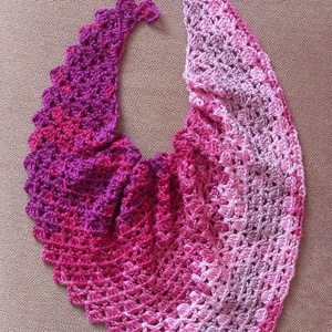 Kiskendő, sál pink-lazac-púder árnyalatokban, kis gombbal, Ruha & Divat, Sál, Sapka, Kendő, Sál, Horgolás, MESKA