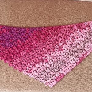 Kiskendő, sál pink-lazac-púder árnyalatokban, kis gombbal - ruha & divat - sál, sapka, kendő - sál - Meska.hu