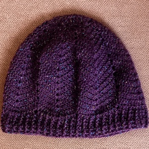 Horgolt női női vagy tini sapka padlizsánlila, színes irizáló szálas fonalból - ruha & divat - sál, sapka, kendő - sapka - Meska.hu