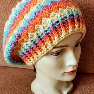 Szivárványos és csillanószálas horgolt sapka, felnőtt méretű, 52-58 cm - Meska.hu