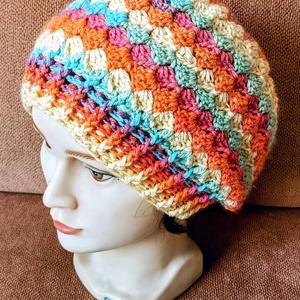 Szivárványos és csillanószálas horgolt sapka, felnőtt méretű, 52-58 cm - ruha & divat - sál, sapka, kendő - sapka - Meska.hu