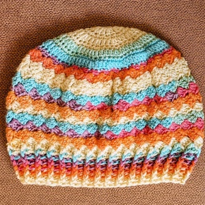 Szivárványos és csillanószálas horgolt sapka, felnőtt méretű, 52-58 cm - ruha & divat - sál, sapka, kendő - sapka - Meska.hu