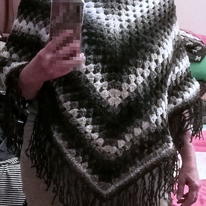 Fekete-szürke-fehér színű horgolt poncsó rojtokkal, Ruha & Divat, Női ruha, Poncsó, Horgolás, MESKA