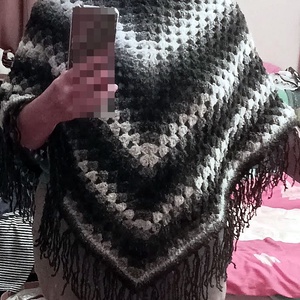 Fekete-szürke-fehér színű horgolt poncsó rojtokkal - ruha & divat - női ruha - poncsó - Meska.hu