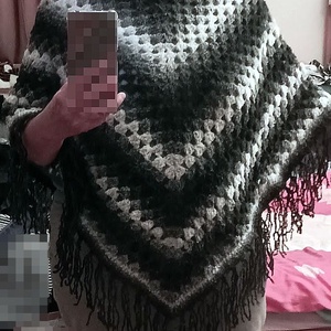 Fekete-szürke-fehér színű horgolt poncsó rojtokkal - ruha & divat - női ruha - poncsó - Meska.hu