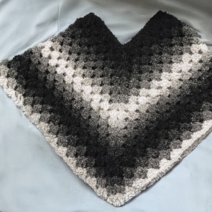 Fekete-szürke-fehér színű horgolt poncsó rojtokkal - ruha & divat - női ruha - poncsó - Meska.hu