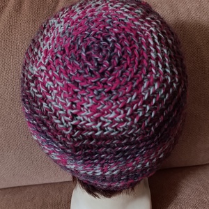 Horgolt sapka bordó -pink-lila-szürke, normál méretű, 3 szív, 3 körben  - ruha & divat - sál, sapka, kendő - sapka - Meska.hu