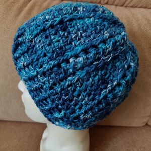 Kék árnyalatok színeiből horgolt sapka, normál méretű  - ruha & divat - sál, sapka, kendő - sapka - Meska.hu