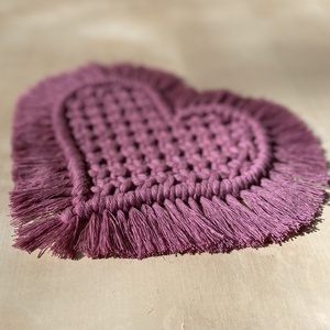 Szív alakú makramé alátét/Macrame coaster - heart, Otthon & Életmód, Konyhafelszerelés, tálalás, Tálalás, Tányér- és poháralátét, Csomózás, MESKA