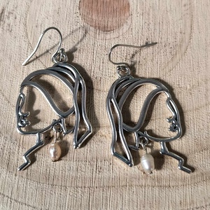 Lány gyöngy fülbevalóval - Meska.hu