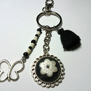 virágos gyurma medálos táskadísz kulcstartó üveg kristály díszítéssel többféle variációban  - táska & tok - kulcstartó & táskadísz - táskadísz - Meska.hu