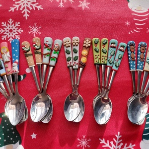 Karácsonyi mintás kiskanál gyurma díszítéssel fahéj narancs angyalka rénszarvas  - Meska.hu