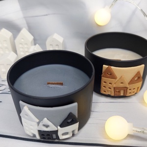 Szójaviasz illatgyertya fém tartóban gyurma ház házikó díszítéssel   - otthon & életmód - gyertya, illat, aroma - gyertya - Meska.hu