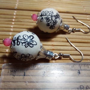 Kerámia gyöngy fülbevaló kézzel festve  - ékszer - fülbevaló - lógó fülbevaló - Meska.hu