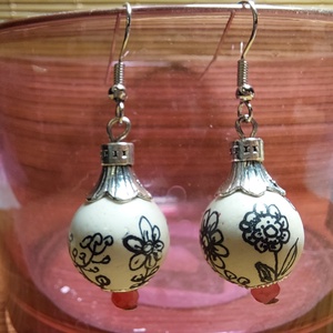 Kerámia gyöngy fülbevaló kézzel festve  - ékszer - fülbevaló - lógó fülbevaló - Meska.hu