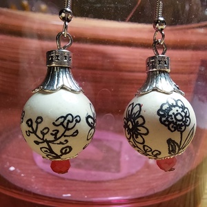 Kerámia gyöngy fülbevaló kézzel festve  - ékszer - fülbevaló - lógó fülbevaló - Meska.hu
