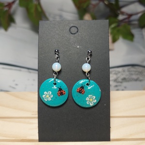 Katicás Virágos gyurma medálos fülbevaló ásvány gyönggyel , Ékszer, Fülbevaló, Lógó fülbevaló, Ékszerkészítés, MESKA