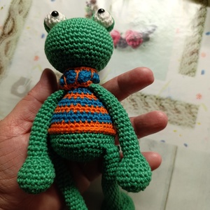 Zsolti a béka -amigurumi  - kellékek & szerszámok - dekorációs kellékek - egyéb kellékek - Meska.hu