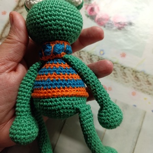 Zsolti a béka -amigurumi  - kellékek & szerszámok - dekorációs kellékek - egyéb kellékek - Meska.hu