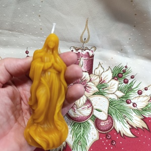 Imádkozó Mária méhviasz gyertya, Karácsony, Karácsonyi lakásdekoráció, Karácsonyi illatgyertya, mécses, Gyertya-, mécseskészítés, MESKA