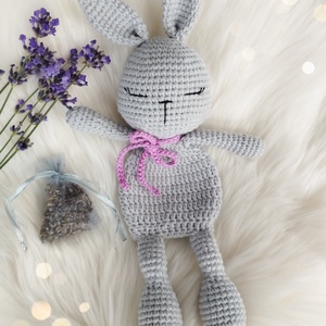 Horgolt levendula nyuszi szundipajti amigurumi  - játék & sport - babalátogató ajándékcsomag - Meska.hu