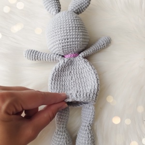 Horgolt levendula nyuszi szundipajti amigurumi  - játék & sport - babalátogató ajándékcsomag - Meska.hu