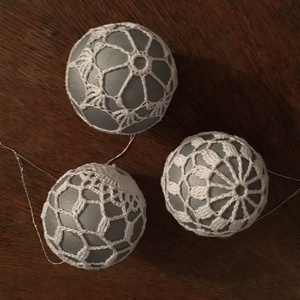 Horgolt gömbök - karácsonyfadísz - karácsony - karácsonyi lakásdekoráció - karácsonyfadíszek - Meska.hu