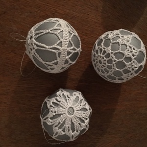 Horgolt gömbök - karácsonyfadísz - karácsony - karácsonyi lakásdekoráció - karácsonyfadíszek - Meska.hu