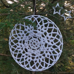 Horgolt mandala ablakdísz - karácsony - karácsonyi lakásdekoráció - karácsonyi ablakdíszek, ablakmatricák - Meska.hu