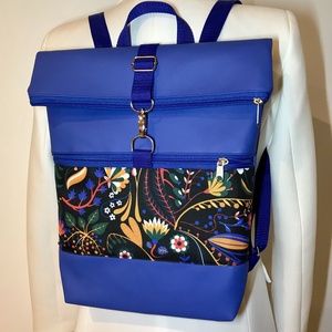    Kék, színes virágos, vízálló  roll top hátizsák/ hátitáska, elöl zsebes, laptoptáska - táska & tok - hátizsák - roll top hátizsák - Meska.hu