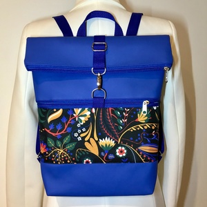    Kék, színes virágos, vízálló  roll top hátizsák/ hátitáska, elöl zsebes, laptoptáska - Meska.hu