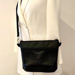 Elegáns fekete textilbőr crossbody - táska & tok - kézitáska & válltáska - vállon átvethető táska - Meska.hu