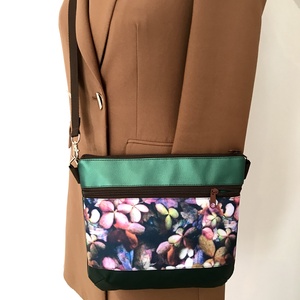 Színes virág mintás crossbody - táska & tok - kézitáska & válltáska - vállon átvethető táska - Meska.hu