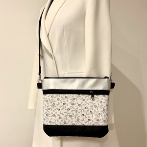 Pici virág-inda mintás  crossbody / válltáska/ keresztpántos táska/ oldaltáska - táska & tok - kézitáska & válltáska - vállon átvethető táska - Meska.hu