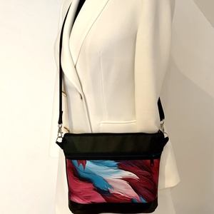 Készleten! Színes toll mintás crossbody / válltáska/ keresztpántos táska/ oldaltáska - táska & tok - kézitáska & válltáska - vállon átvethető táska - Meska.hu