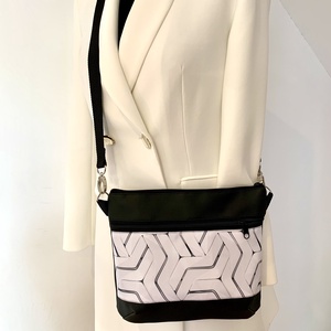 Fekete-fehér geometriai mintás crossbody / válltáska/ keresztpántos táska/ oldaltáska - táska & tok - kézitáska & válltáska - vállon átvethető táska - Meska.hu