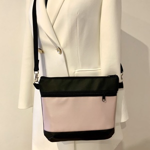 Fekete-púderrózsaszín textilbőr crossbody / válltáska/ keresztpántos táska/ oldaltáska - táska & tok - kézitáska & válltáska - vállon átvethető táska - Meska.hu