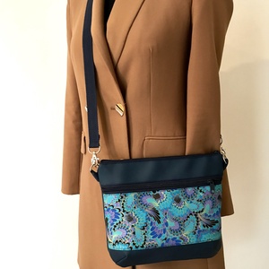 Kék-lila absztrakt mintás crossbody / válltáska/ keresztpántos táska/ oldaltáska - táska & tok - kézitáska & válltáska - vállon átvethető táska - Meska.hu
